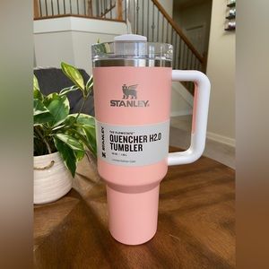 Peach Stanley 40oz FlowState Quencher Tumbler